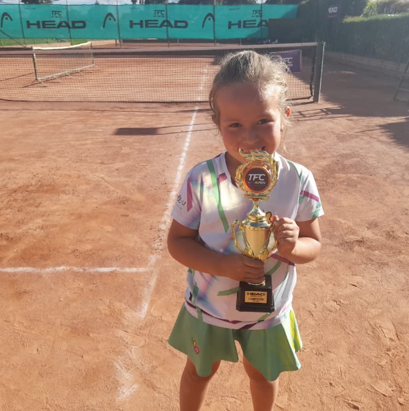 <div align="left"><ul>  	 	<li><em><strong>3 Veces campeona</strong></em></li>  		 	<li><em>Categoría Bola Roja</em></li>  	 	<li><em>2021</em></li>  	 	<li><em>Bogotá</em></li> </ul></div>